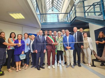 Il Rettore e altre persone che tagliano il nastro inaugurale